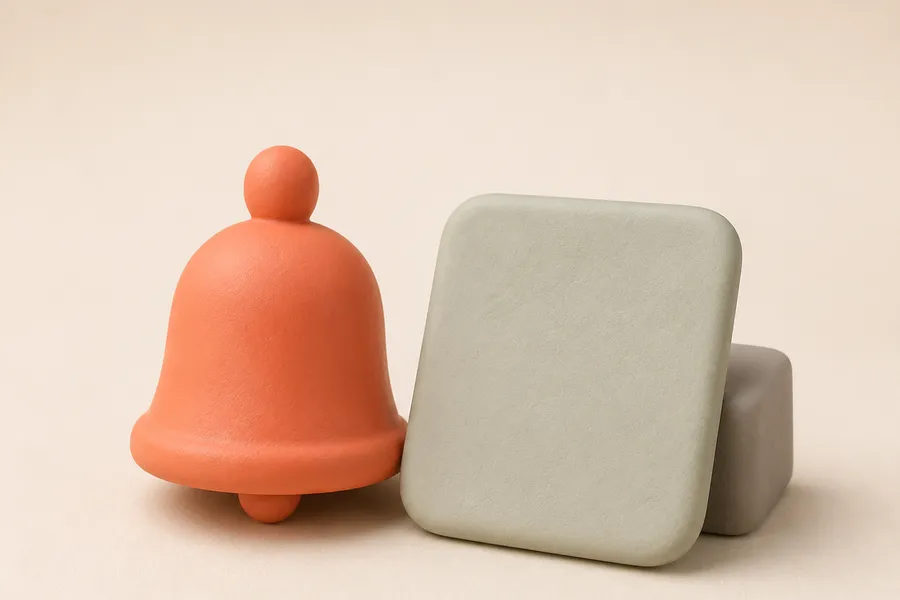 Eine weiche korallenrote Ton-Glocke neben einer leeren, abgerundeten Kalenderkarte als Sinnbild für die Kündigungs-Erinnerung.