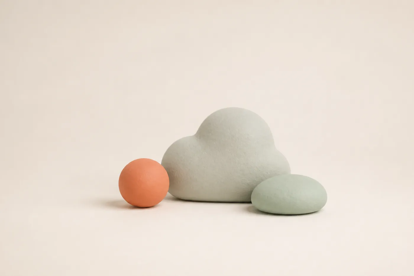 Ein ruhiger Ton-Kiesel neben einer weichen Blob-Wolke und einer kleinen Kugel als stimmungsgebendes Auflockerungs-Motiv vor dem Sonderfälle-Abschnitt.